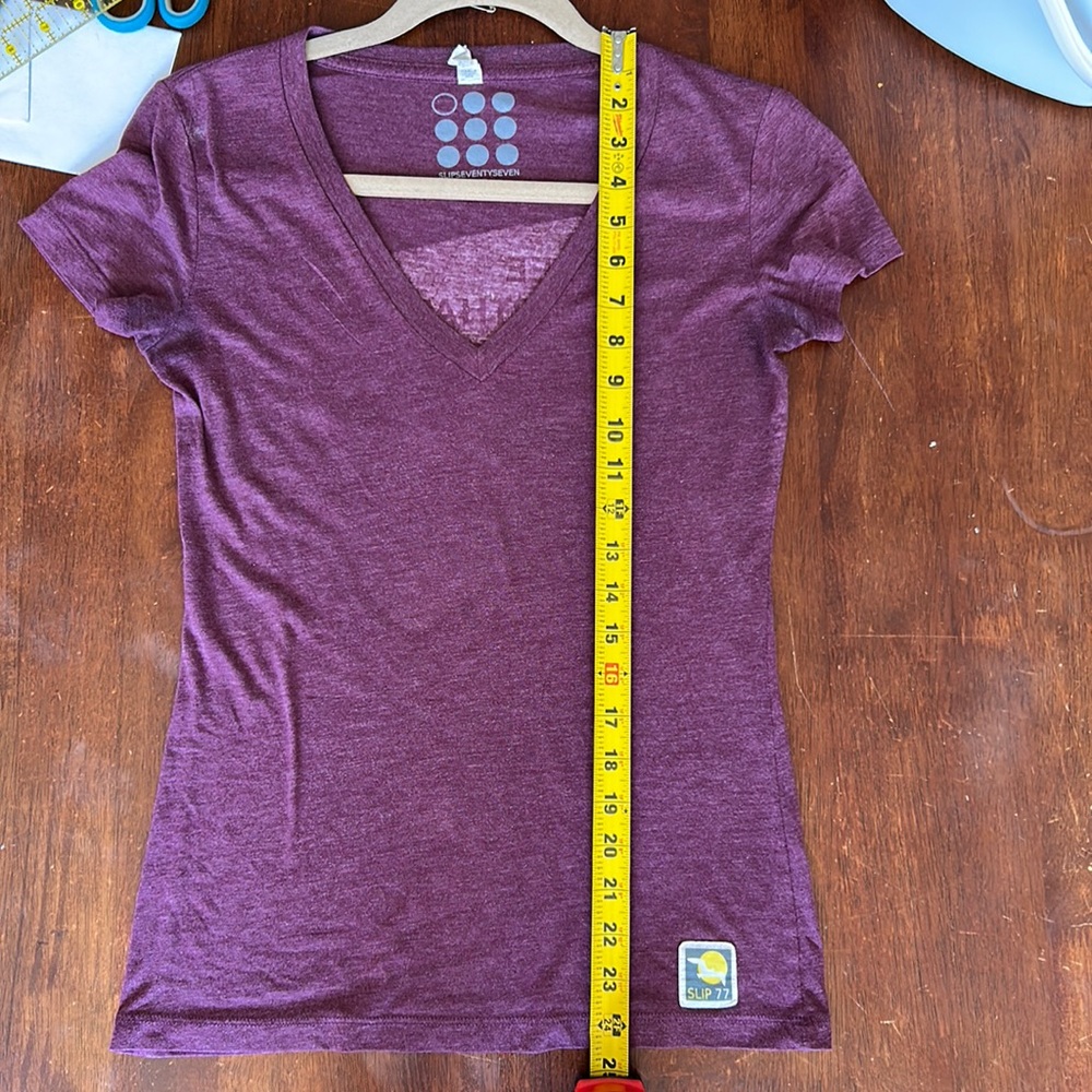 Slip 77 Free Martha’s Vineyard V-Neck T-Shirt - Small - Picture 5 of 10